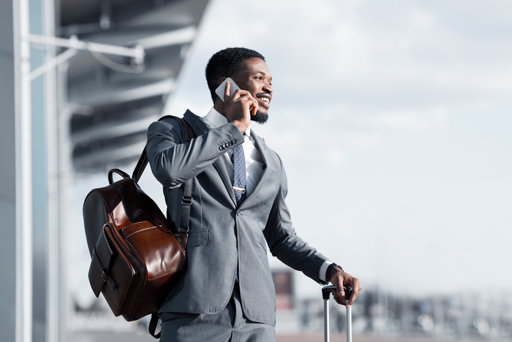 Homme africain parlant au téléphone à l'aéroport