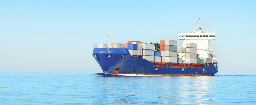 Grand porte-conteneurs naviguant en pleine mer